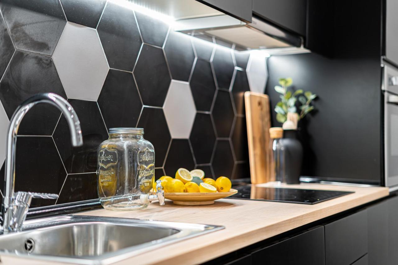 Edsam Madrid Apartments Black エクステリア 写真